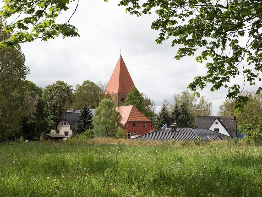 Blick zur Sagarder Kirche © Wikimedia Commons